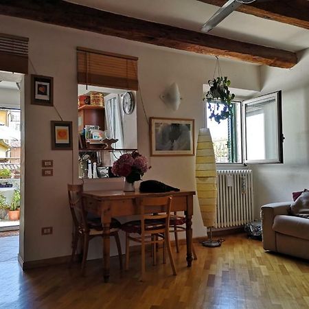 Appartamento La Rondine 佩萨罗 外观 照片